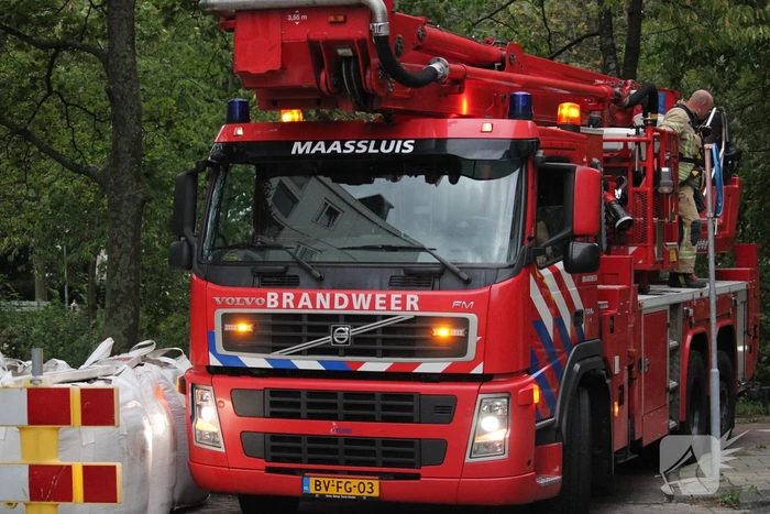 Brandweer zaagt boom met hoogwerker in stukken