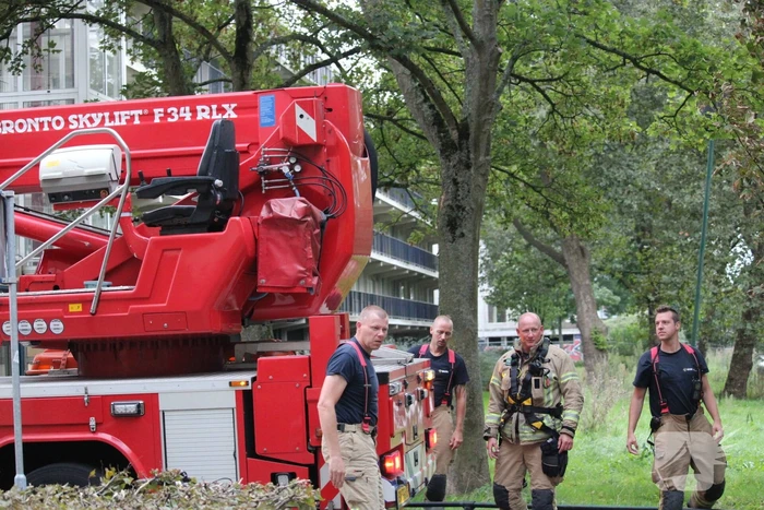 Brandweer zaagt boom met hoogwerker in stukken