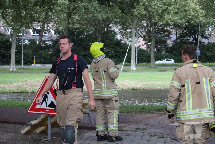 Brandweer zaagt boom met hoogwerker in stukken