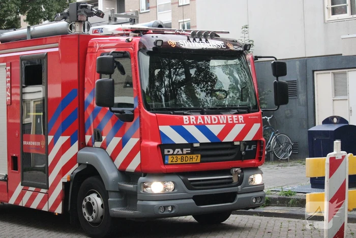 Brandweer zaagt boom met hoogwerker in stukken