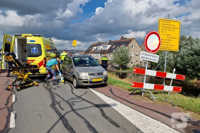 Verkeersregelaar gewond bij aanrijding, veroorzaker slaat op de vlucht