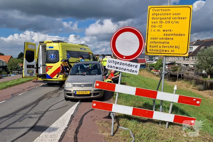 Verkeersregelaar gewond bij aanrijding, veroorzaker slaat op de vlucht