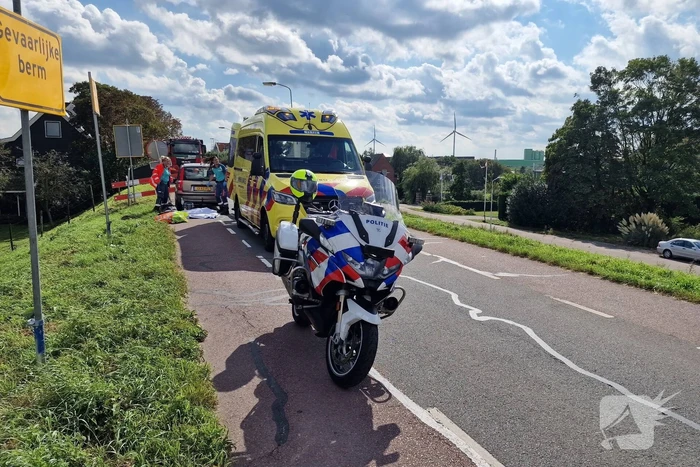 Verkeersregelaar gewond bij aanrijding, veroorzaker slaat op de vlucht