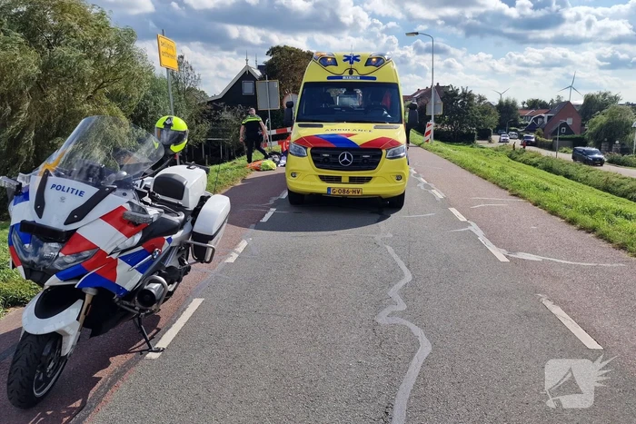 Verkeersregelaar gewond bij aanrijding, veroorzaker slaat op de vlucht