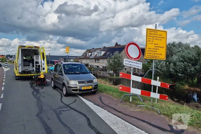Verkeersregelaar gewond bij aanrijding, veroorzaker slaat op de vlucht