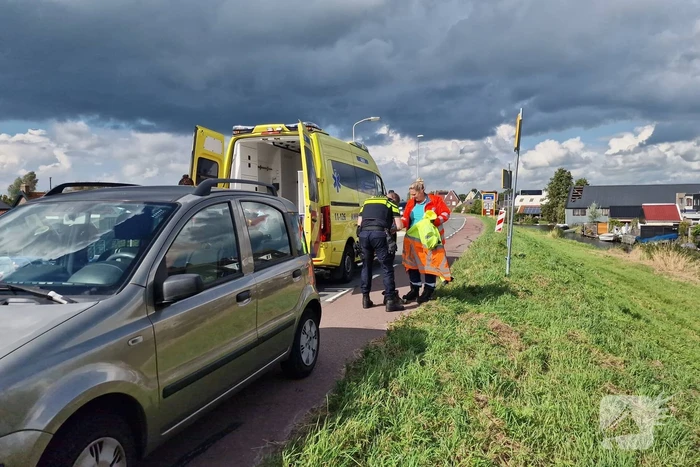 Verkeersregelaar gewond bij aanrijding, veroorzaker slaat op de vlucht