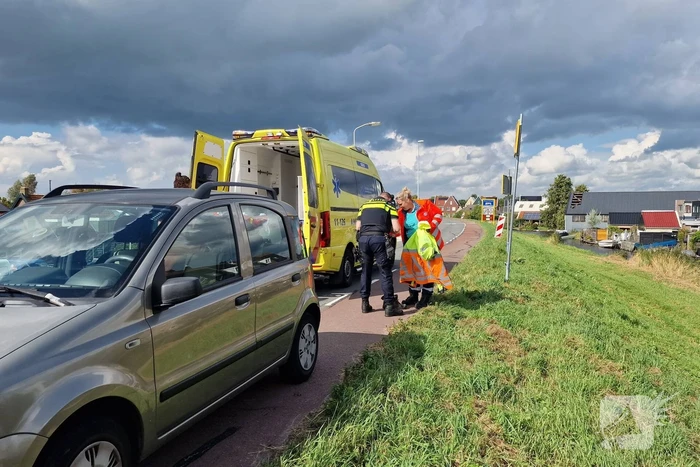 Verkeersregelaar gewond bij aanrijding, veroorzaker slaat op de vlucht