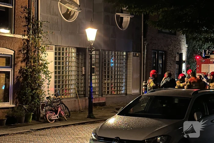 Bewoners blussen brand na explosie