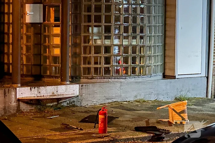 Bewoners blussen brand na explosie