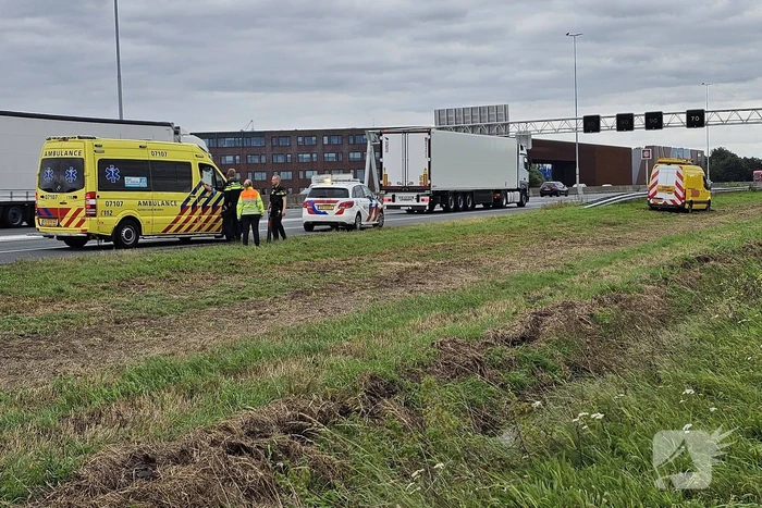 Bestelbus belandt naast snelweg