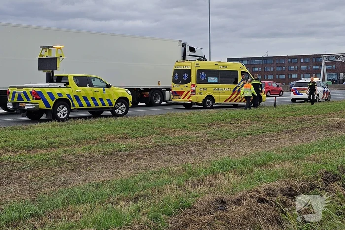 Bestelbus belandt naast snelweg