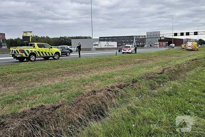 Bestelbus belandt naast snelweg