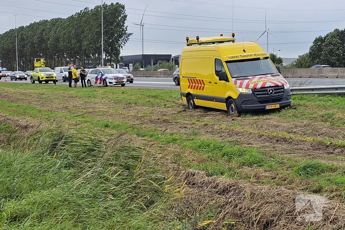 Bestelbus belandt naast snelweg
