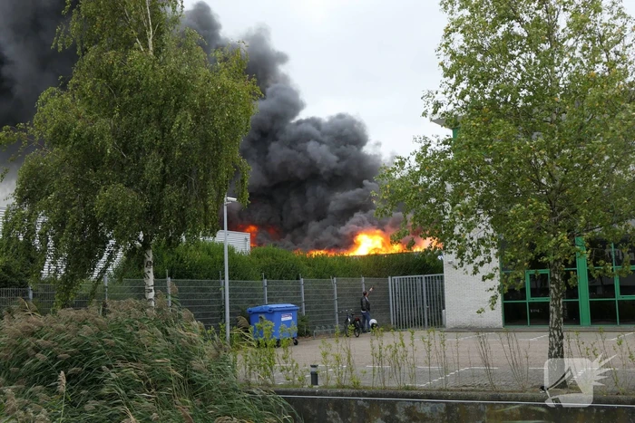 Grote zwarte rookwolken bij industriebrand