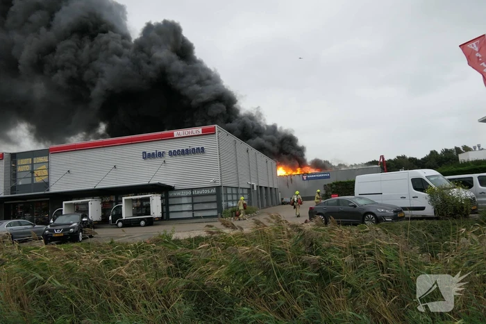 Grote zwarte rookwolken bij industriebrand