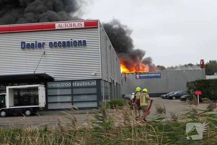 Grote zwarte rookwolken bij industriebrand