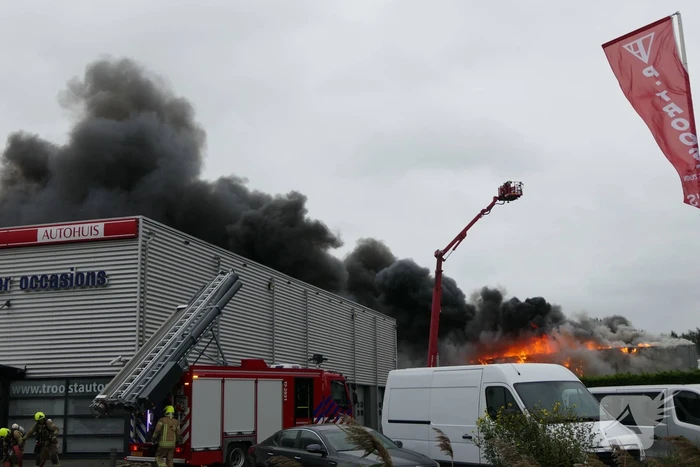 Grote zwarte rookwolken bij industriebrand