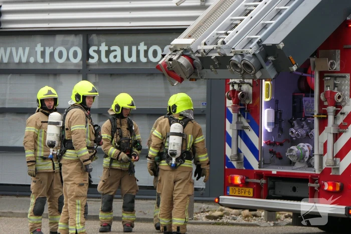 Grote zwarte rookwolken bij industriebrand
