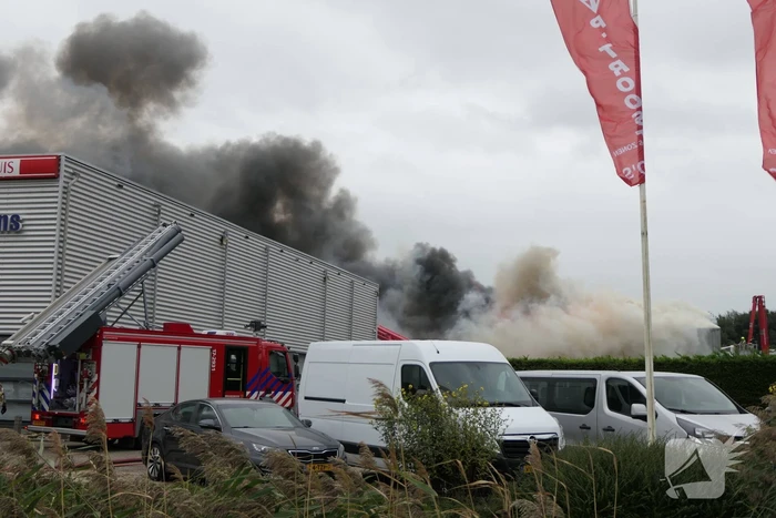 Grote zwarte rookwolken bij industriebrand