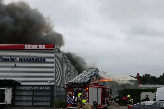 Grote zwarte rookwolken bij industriebrand