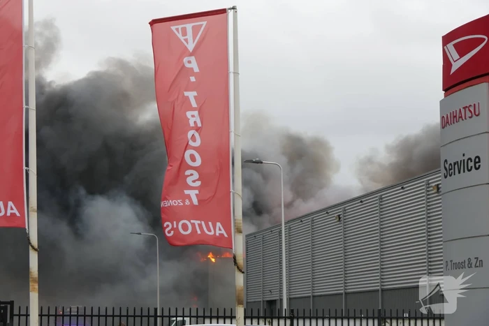 Grote zwarte rookwolken bij industriebrand