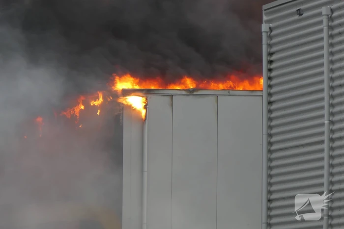 Grote zwarte rookwolken bij industriebrand