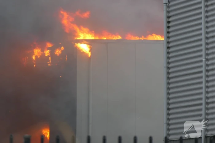 Grote zwarte rookwolken bij industriebrand