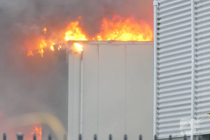 Grote zwarte rookwolken bij industriebrand
