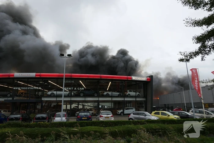 Grote zwarte rookwolken bij industriebrand