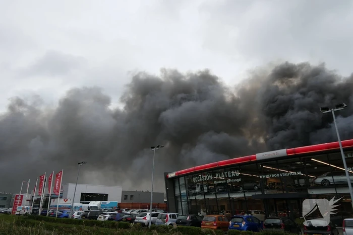 Grote zwarte rookwolken bij industriebrand