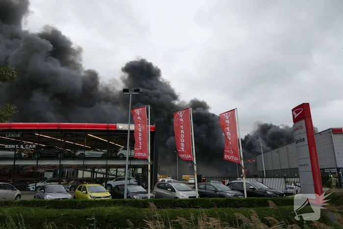 Grote zwarte rookwolken bij industriebrand