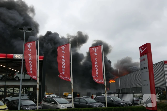Grote zwarte rookwolken bij industriebrand