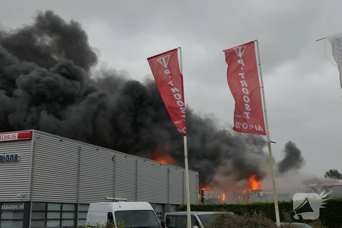Grote zwarte rookwolken bij industriebrand