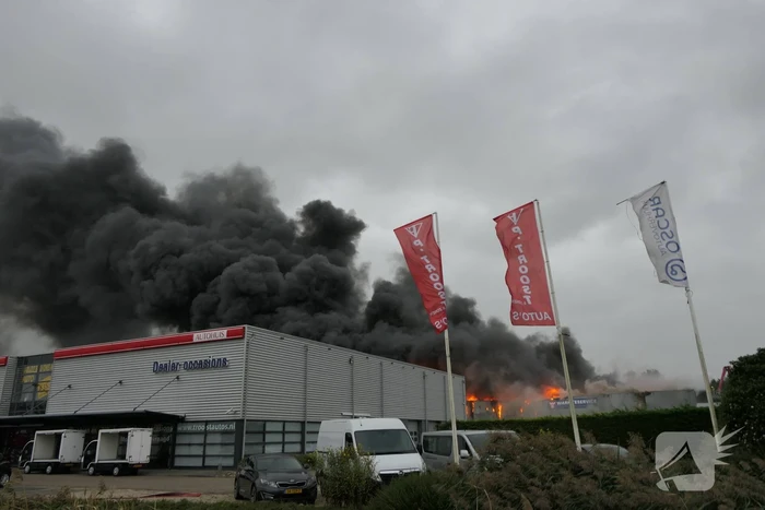 Grote zwarte rookwolken bij industriebrand