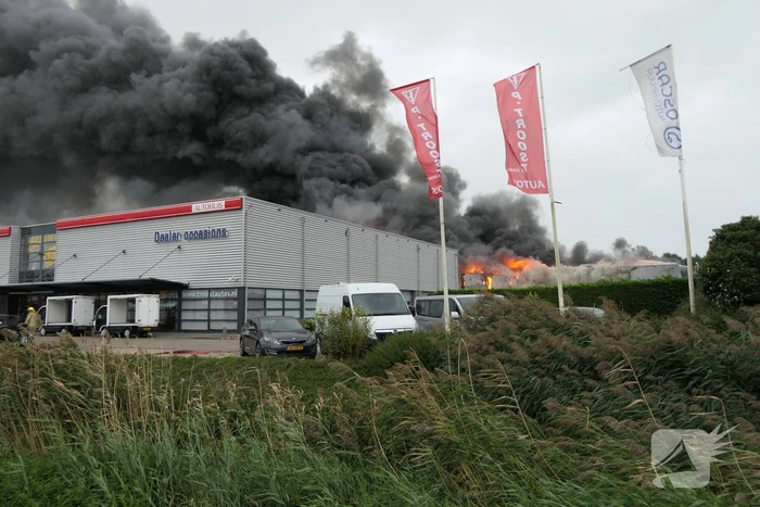 Grote zwarte rookwolken bij industriebrand