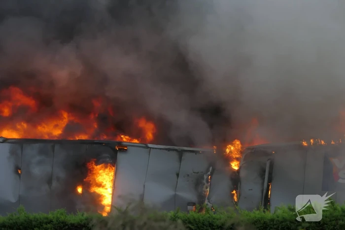 Grote zwarte rookwolken bij industriebrand