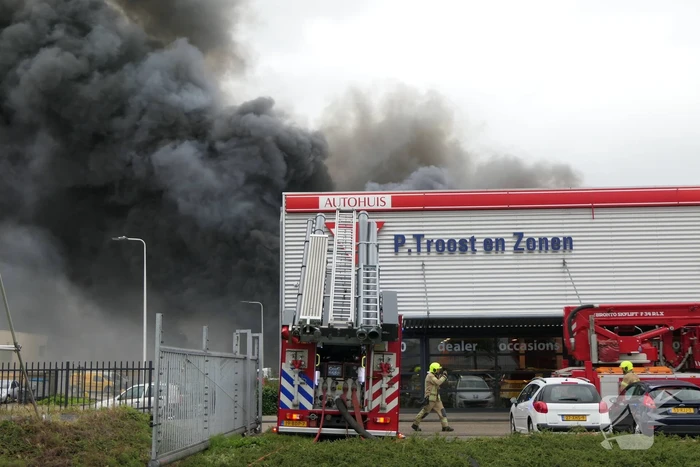 Grote zwarte rookwolken bij industriebrand