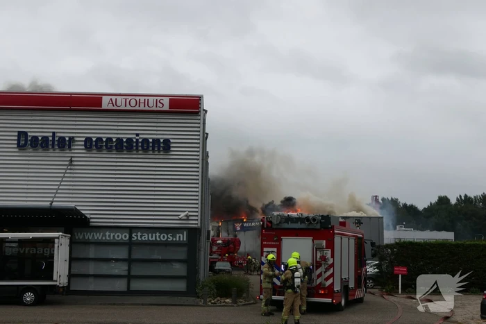 Grote zwarte rookwolken bij industriebrand