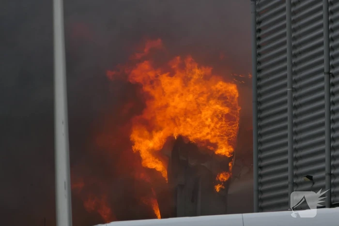 Grote zwarte rookwolken bij industriebrand