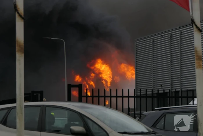 Grote zwarte rookwolken bij industriebrand