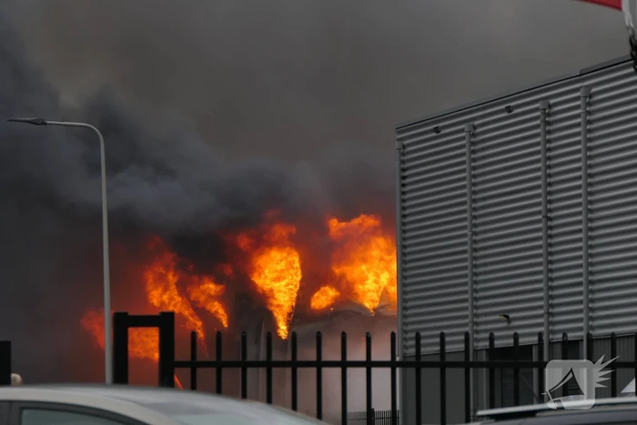 Grote zwarte rookwolken bij industriebrand