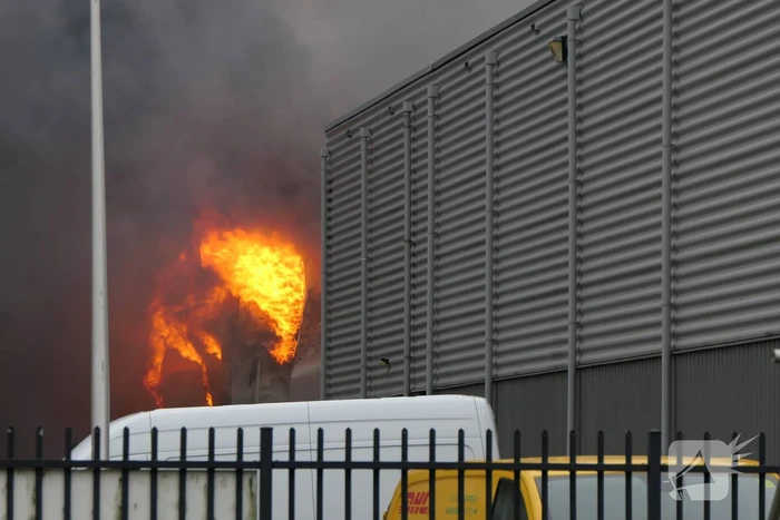 Grote zwarte rookwolken bij industriebrand