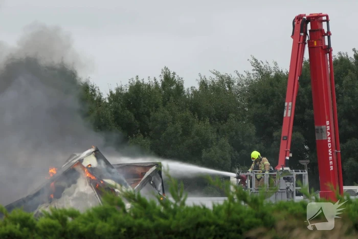 Grote zwarte rookwolken bij industriebrand