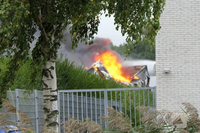 Grote zwarte rookwolken bij industriebrand