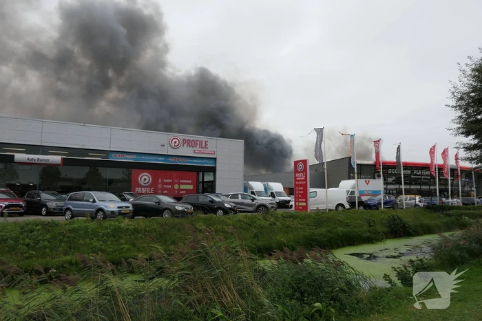 Grote zwarte rookwolken bij industriebrand