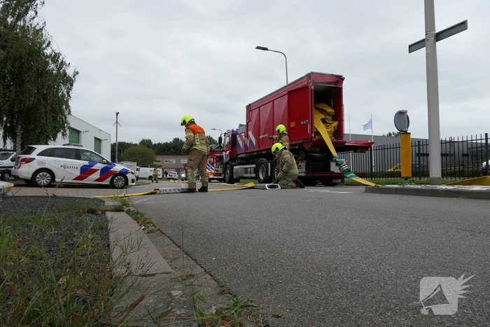Grote zwarte rookwolken bij industriebrand