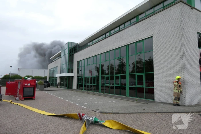 Grote zwarte rookwolken bij industriebrand