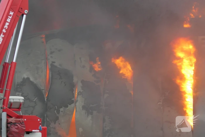 Grote zwarte rookwolken bij industriebrand