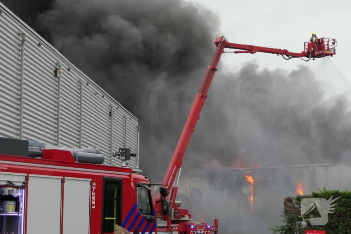 Grote zwarte rookwolken bij industriebrand