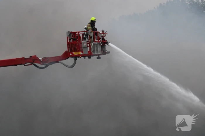 Grote zwarte rookwolken bij industriebrand